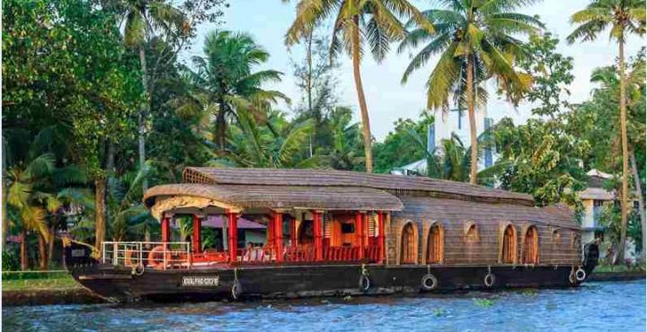 Hôtel Aqua Jumbo Houseboats à Kumarakom Extérieur photo