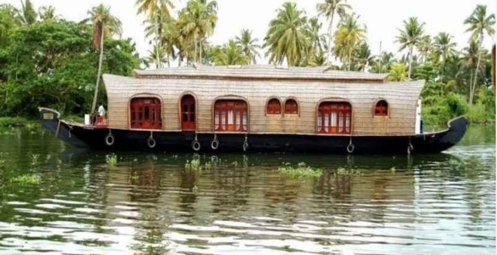 Hôtel Aqua Jumbo Houseboats à Kumarakom Extérieur photo
