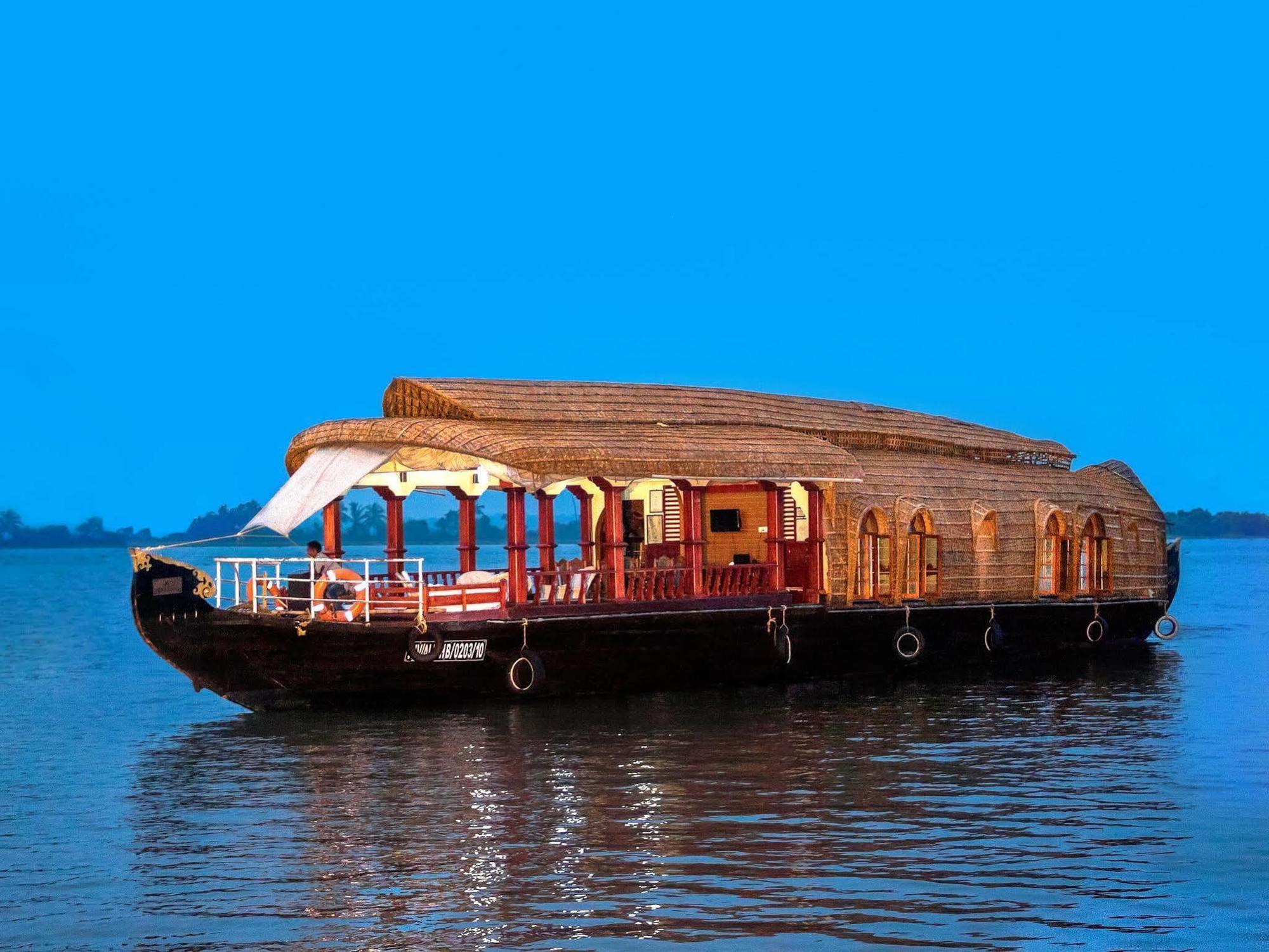 Hôtel Aqua Jumbo Houseboats à Kumarakom Extérieur photo