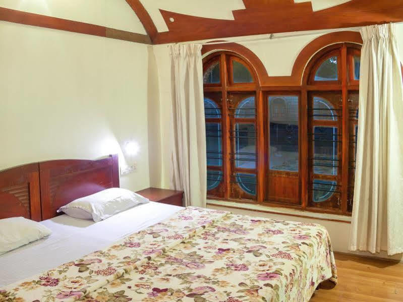 Hôtel Aqua Jumbo Houseboats à Kumarakom Extérieur photo