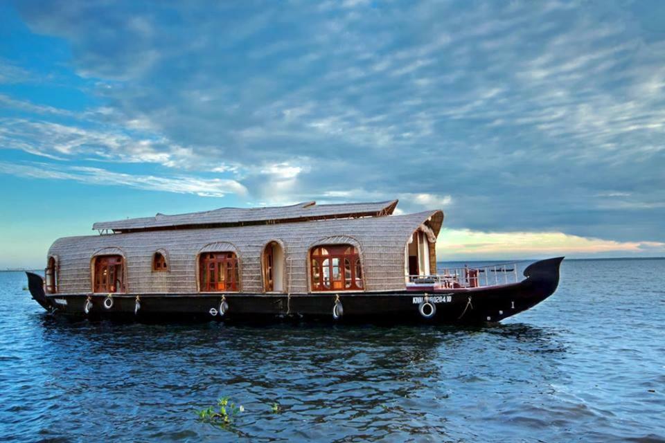 Hôtel Aqua Jumbo Houseboats à Kumarakom Extérieur photo
