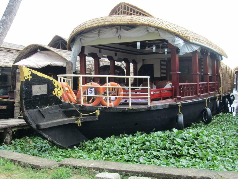 Hôtel Aqua Jumbo Houseboats à Kumarakom Extérieur photo