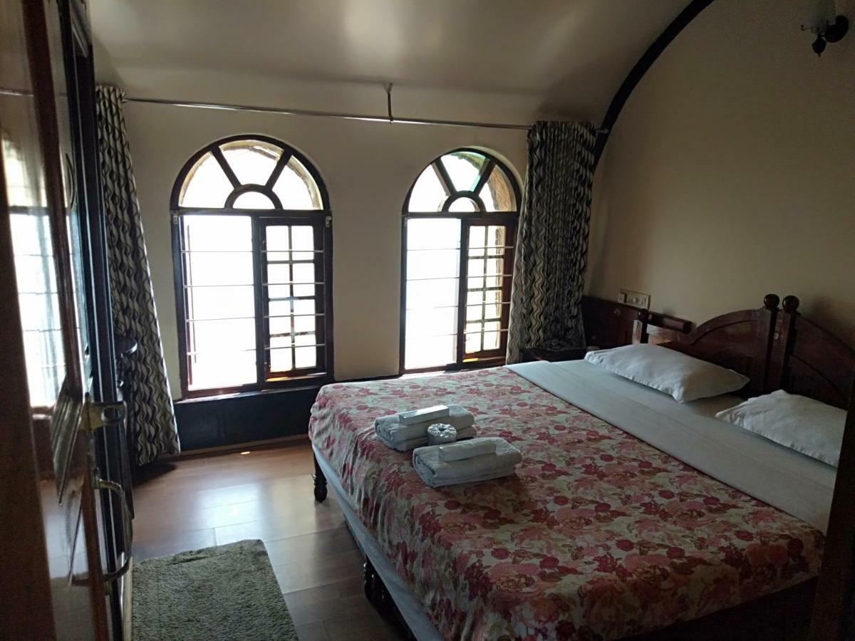 Hôtel Aqua Jumbo Houseboats à Kumarakom Extérieur photo