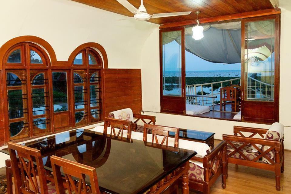 Hôtel Aqua Jumbo Houseboats à Kumarakom Extérieur photo