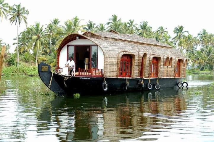 Hôtel Aqua Jumbo Houseboats à Kumarakom Extérieur photo
